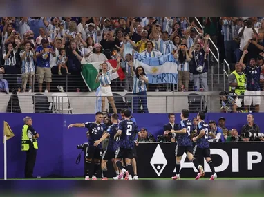 Jogadores comemoram após Stephen Eustaquio (7), do Canadá, marcar seu gol sobre a África do Sul durante partida válida pela segunda fase da Copa do Mundo disputada em Inglewood, perto de Los Angeles, no estado da Califórnia, nos Estados Unidos, neste domingo, 28 de junho de 2026