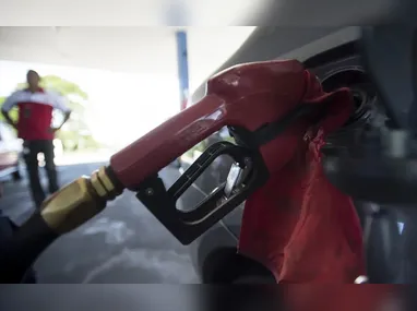Caminhão-tanque abastece posto de combustíveis: motoristas dizem que paralisação vai afetar população