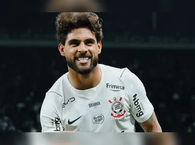 Lateral-direito Vitinho durante partida do Botafogo contra o Vitória pelo Campeonato Brasileiro no Estadio Nilton Santos