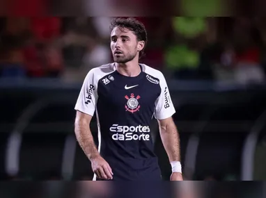 Gabriel Mec (d), do Grêmio, disputa lance com Luis Paz, do Bolívar, em partida válida pelos playoffs da Copa Sul- Americana 2026, em La Paz, na Bolívia, nesta quinta-feira, 23