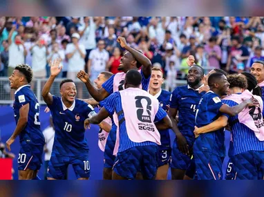 Imagem ilustrativa da imagem De pênalti, França vence retranca do Paraguai e se classifica na Copa