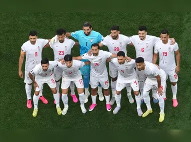 Usando tênis em vez de chuteiras, Neymar fez exercícios físicos, ainda sem contato com a bola ou com os demais jogadores