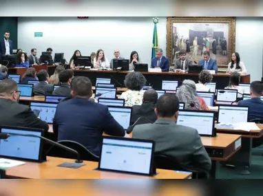 Proposta que fixa a maioridade em 16 anos volta à pauta nesta quarta (10) e divide deputados na comissão.
