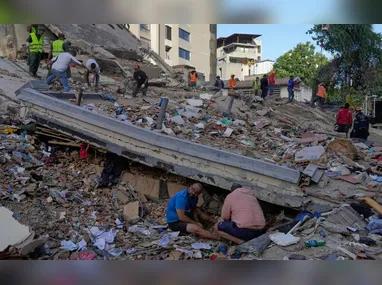 Escombros de prédios que desabaram após um terremoto atingir La Guaira, na Venezuela