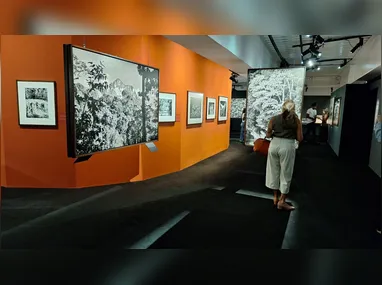 A proposta foi do restaurante Caçarola Bistrot, que celebrou a Fête de la Musique (Dia Mundial da Música) com uma ação cultural que misturou gastronomia, performance artística e espírito de rua parisiense.