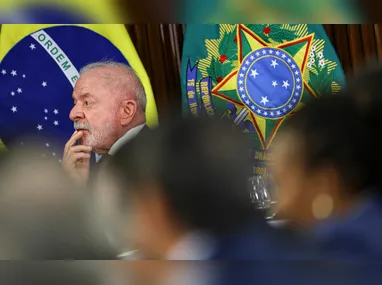 A candidata presidencial Keiko Fujimori, do partido Força Popular, e seu adversário Roberto Sánchez, do partido Juntos pelo Peru, durante um debate presidencial em Lima, Peru, neste domingo, 31 de maio de 2026