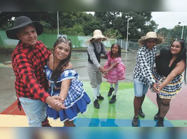Formada por 10 jovens, a Orquestra Amigos do Violão sobe ao palco sábado (20)