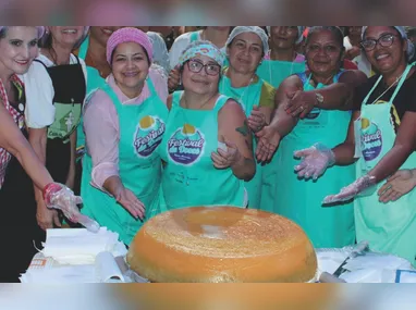 Os noivos da quadrilha, André Medina 
e Júlia Caser, entre Wanderson Correia 
Pereira e  Ytauana Oliveira