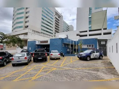 Suspeita teria tentado impedir que o pai deixasse o local com a filha de 8 anos; caso ocorreu no Centro da cidade
