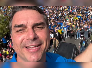 Flávio Bolsonaro afirma que Pix é do seu pai