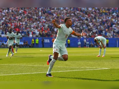 O atacante Kylian Mbappé, da França, comemora ao lado de companheiros ao final da partida entre França e Marrocos válida pelas quartas de final da Copa do Mundo 2026, em Foxborough, perto de Boston, nos Estados Unidos, nesta quinta-feira, 9 de julho de 2026. A seleção francesa venceu por 2 a 0 e avançou às semifinais