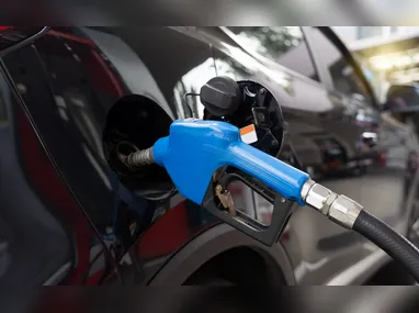Imagem ilustrativa da imagem Governo vai começar a retirar subsídio de R$ 0,44 da gasolina, afirma ministro