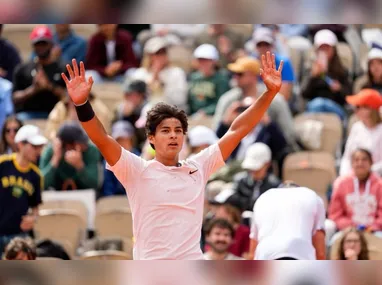 Imagem ilustrativa da imagem Guto atropela e conquista título inédito para o Brasil em Roland Garros