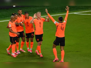 Daichi Kamada (d), do Japão, disputa lance com Victor Lindelof, da Suécia, em partida válida pela 3ª rodada do Grupo F da Copa do Mundo 2026, realizada em Arlington, perto de Dallas, no Texas, Estados Unidos, nesta quinta-feira, 25 de junho de 2026