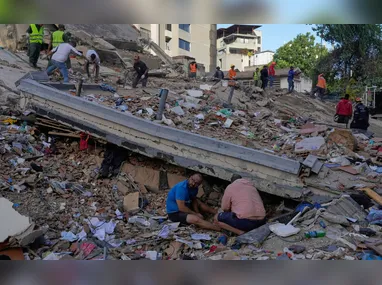 País sofreu terremotos de magnitude 7,2 e 7,5