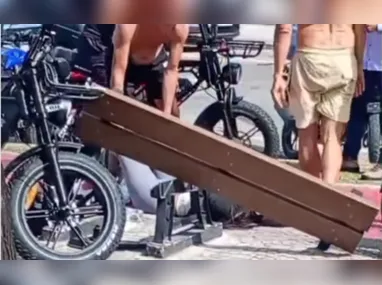 Momento em que adolescente cai no valão