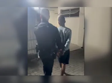 Nas imagens de videomonitoramento, é possível ver o homem colocando os itens em uma sacola, que estava dentro de um carrinho de compras, na tarde de segunda-feira (27).