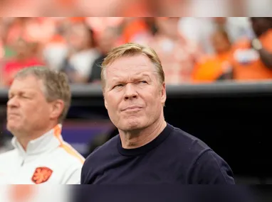 Kylian Mbappé, da França, comemora com o técnico Didier Deschamps após marcar gol na partida entre França e Suécia válida pela segunda fase da Copa do Mundo 2026, no MetLife Stadium, em East Rutherford, no estado de Nova Jersey, nos Estados Unidos, nesta terça-feira, 30 de junho de 2026