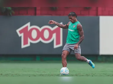 Lucas Emanuel comemora o gol que abriu o placar para os donos da casa