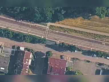 Aeronave cargueira da Força Aérea Brasileira (FAB) estacionada em uma pista durante uma missão humanitária de apoio