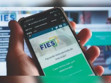 A professora Marcela Mangaravite incentiva a filha Amanda, de 11 anos, a ler. A menina não tem celular