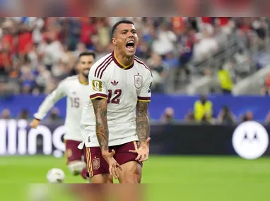 O técnico Luis de la Fuente, da Espanha, na partida entre França e Espanha válida pelas semifinais da opa do Mundo 2026, em Arlington, perto de Dallas, nos Estados Unidos, nesta terça-feira, 14 de julho de 2026