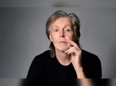 Ator britânico ganhou projeção em “Animais Fantásticos” e virou alvo de especulações sobre James Bond após oficializar a união com a cantora