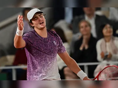 Imagem ilustrativa da imagem Mensik elimina Fonseca nas quartas de Roland Garros após batalha no terceiro set