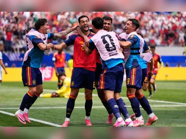 O técnico Luis de la Fuente , da Espanha, na partida entre Espanha e Bélgica válida pelas quartas de final da Copa do Mundo de 2026, realizada no SoFi Stadium, em Inglewood, perto de Los Angeles, nos Estados Unidos, nesta sexta- feira, 10 de julho de 2026