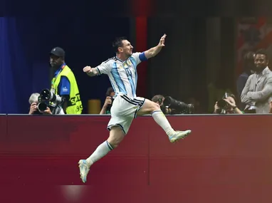 Imagem ilustrativa da imagem Messi ressucita a Argentina, vira jogo perdido e coloca campeã nas quartas