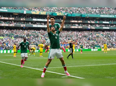 Imagem ilustrativa da imagem México bate África do Sul e encerra tabu com festa e chuva de vermelhos na Copa