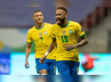 O brasileiro Estêvão, do Chelsea, comemora após marcar gol em cobrança de pênalti na partida contra o Ajax válida pela Liga dos Campeões da UEFA, realizada no Estádio Stamford Bridge, em Londres, na Inglaterra