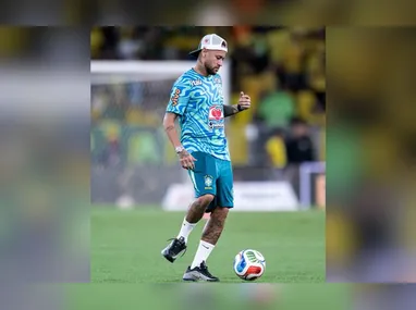 Espanhol de 43 anos chega após campanha histórica no Bournemouth e assume vaga deixada por Arne Slot
