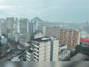Vista aérea de Aracruz e, destacado, o superterreno de 1,74 milhões de metros quadrados que será cedido à GWM