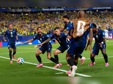 Casemiro (D), do Brasil, disputa lance com Frantzdy Pierrot, do Haiti, em partida válida pela segunda rodada do Grupo C da Copa do Mundo 2026, na cidade da Filadélfia, nos Estados Unidos, nesta sexta-feira, 19 de junho de 2026