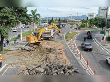 Imagens compartilhadas nas redes sociais revelam o caminhão-tanque tombado na lateral da rodovia