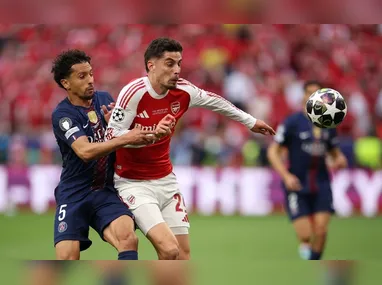 Aos 14 minutos, após fazer o gol, o camisa 9 do Santos fez um gesto obsceno. No lance, Rafael Klein não viu. Porém, após revisão, ele deu o vermelho para Gabriel.