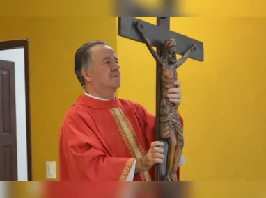 Uma câmera de videomonitoramento registrou o momento em que o homem é lançado da moto