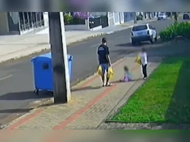 Imagem ilustrativa da imagem Pai preso após chutar filha de 3 anos diz à polícia que 'perdeu a cabeça'