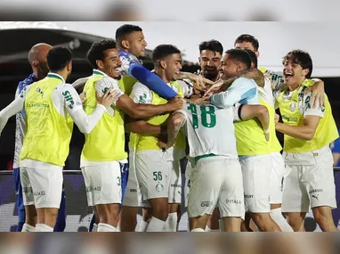 Imagem ilustrativa da imagem Palmeiras aproveita dois expulsos, goleia Vitória e abre 8 pontos para Fla
