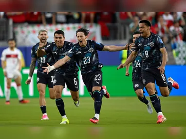 Crysencio Summerville, da Holanda, comemora com Memphis Depay (d) após marcar o quinto gol da equipe durante a partida do Grupo F da Copa do Mundo entre Holanda e Suécia, em Houston, neste sábado, 20 de junho de 2026