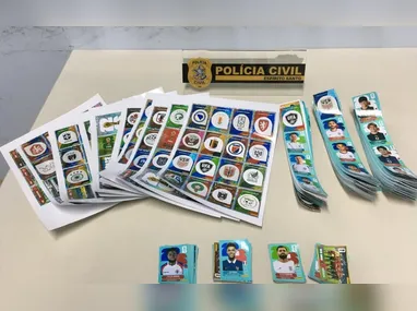 Imagem ilustrativa da imagem Polícia apreende 1.025 figurinhas da Copa supostamente falsificadas em Guaçuí