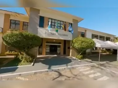 Vídeo flagrou a agressão na calçada; investigação apura outros episódios e levou à prisão preventiva do suspeito