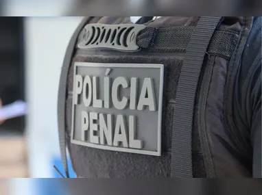 Mulher de 19 anos relata agressões do ex-marido e de amigos dele; grupo ainda não foi localizado