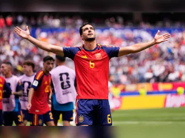 Mikel Merino (2ºe), da Espanha, comemora com companheiros após marcar gol na partida entre Espanha e Bélgica válida pelas quartas de final da Copa do Mundo de 2026, realizada no SoFi Stadium, em Inglewood, perto de Los Angeles, nos Estados Unidos, nesta sexta-feira, 10 de julho de 2026. A seleção espanhola venceu por 2 a 1 e avançou às semifinais