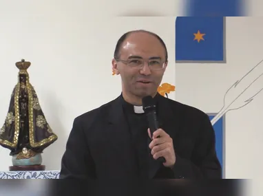 Imagens mostram suspeito ajoelhando antes do furto na Igreja Matriz Nossa Senhora do Carmo, em Carmo do Rio Claro