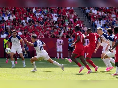 Taça da copa se desfazendo na abertura canadense do mundial