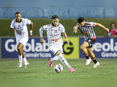 Breno Melo, jovem meio-campista e destaque do Rio Branco na temporada, carrega a bola durante a final nacional contra o Anápolis/GO