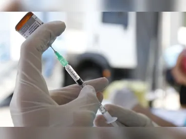 Aplicada na gestante a partir da 28ª semana de gravidez, a vacina protege o bebê por meio da transferência de anticorpos pela placenta