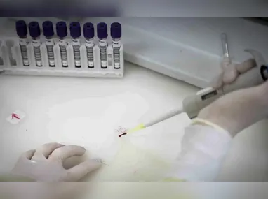 Agente de saúde em trabalho preventivo contra dengue: principal forma de evitar a doença é combater mosquito